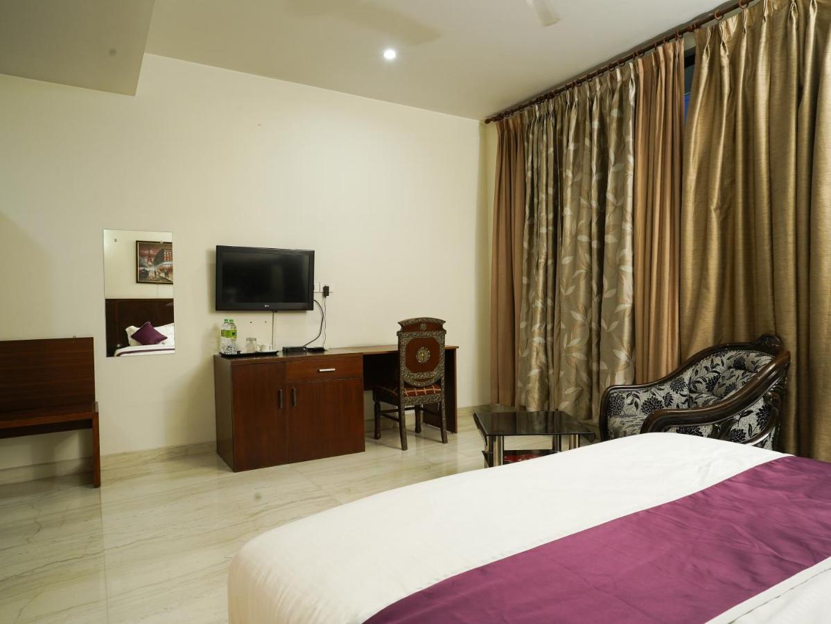 Lime Tree Hotel Sushant Lok Gurgaon Sector 29 Next To Iffco Chowk Metro Екстер'єр фото