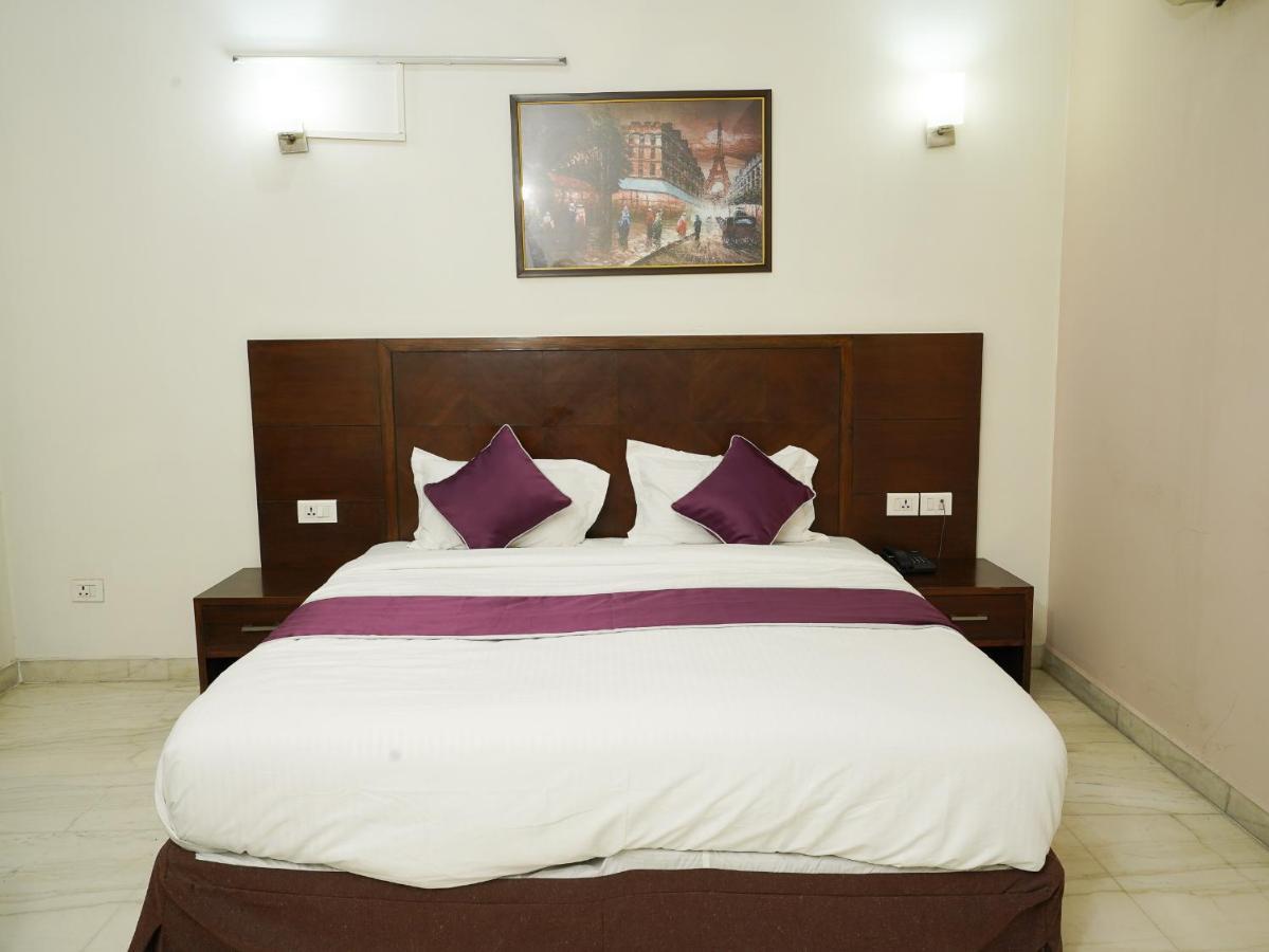 Lime Tree Hotel Sushant Lok Gurgaon Sector 29 Next To Iffco Chowk Metro Екстер'єр фото