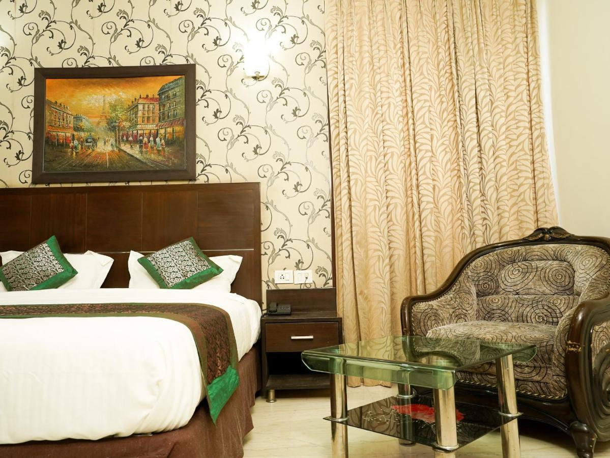 Lime Tree Hotel Sushant Lok Gurgaon Sector 29 Next To Iffco Chowk Metro Екстер'єр фото