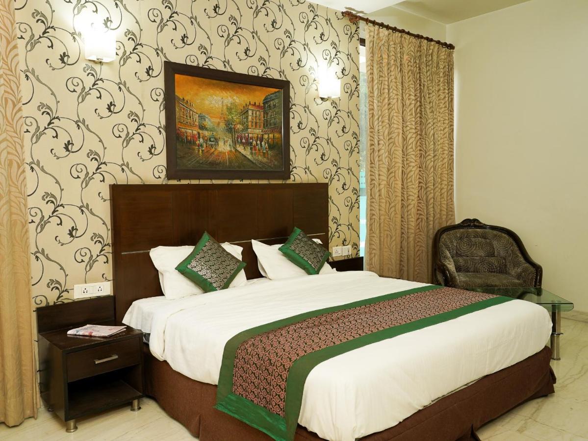 Lime Tree Hotel Sushant Lok Gurgaon Sector 29 Next To Iffco Chowk Metro Екстер'єр фото