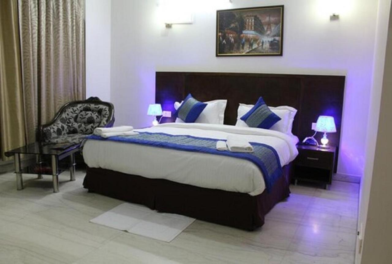 Lime Tree Hotel Sushant Lok Gurgaon Sector 29 Next To Iffco Chowk Metro Екстер'єр фото