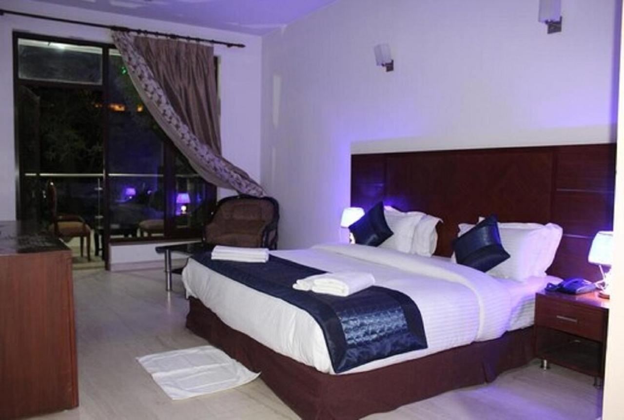 Lime Tree Hotel Sushant Lok Gurgaon Sector 29 Next To Iffco Chowk Metro Екстер'єр фото