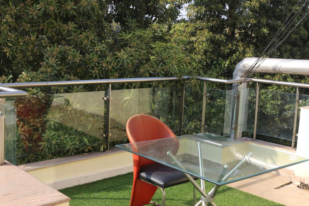 Lime Tree Hotel Sushant Lok Gurgaon Sector 29 Next To Iffco Chowk Metro Екстер'єр фото