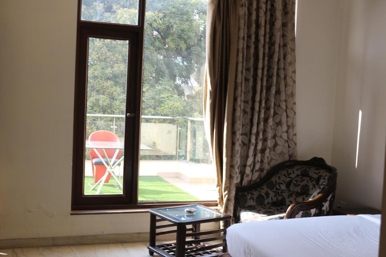 Lime Tree Hotel Sushant Lok Gurgaon Sector 29 Next To Iffco Chowk Metro Екстер'єр фото